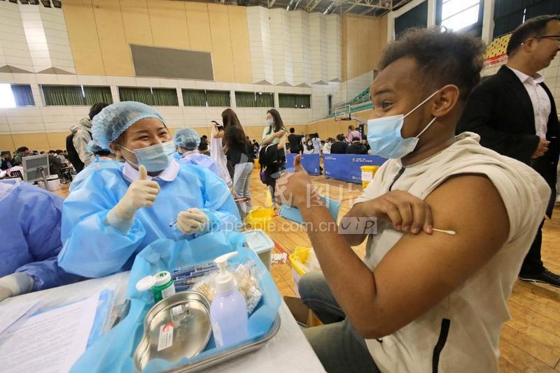 4月21日，在淮安市淮阴工学院体育馆高校流动接种点，该校留学生接种新冠疫苗。