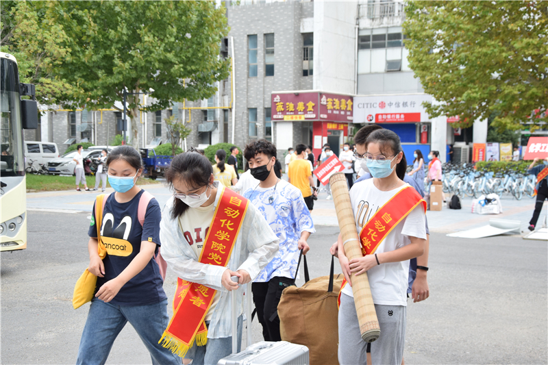 学生党员帮助新生搬运行李 学生党员帮助新生搬运行李