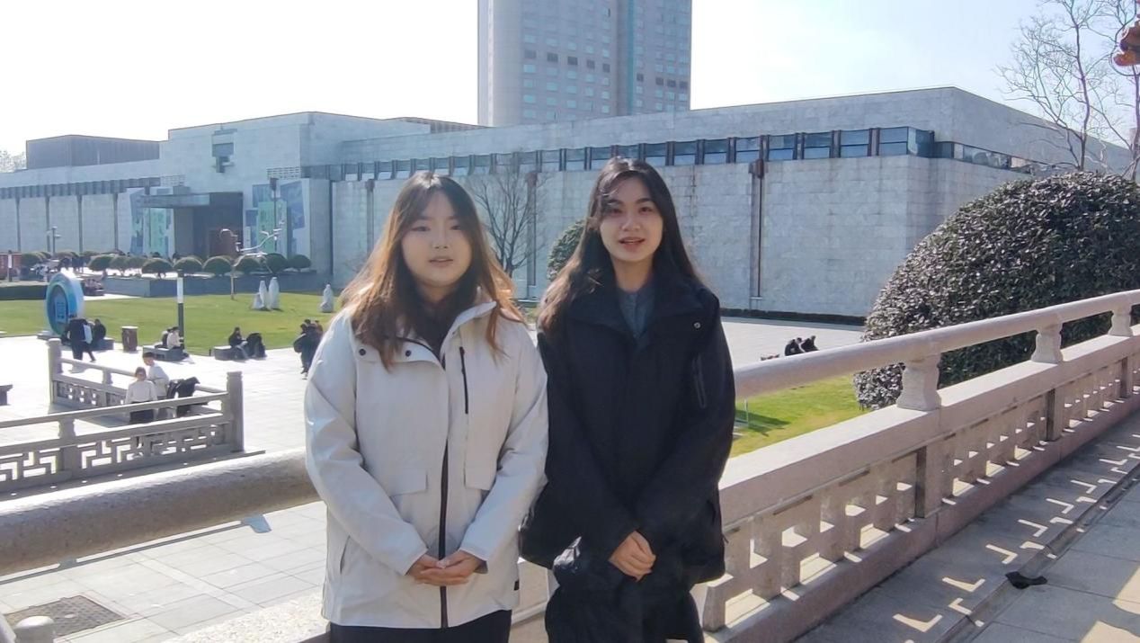 女人站在建筑前 AI 生成的内容可能不正确。