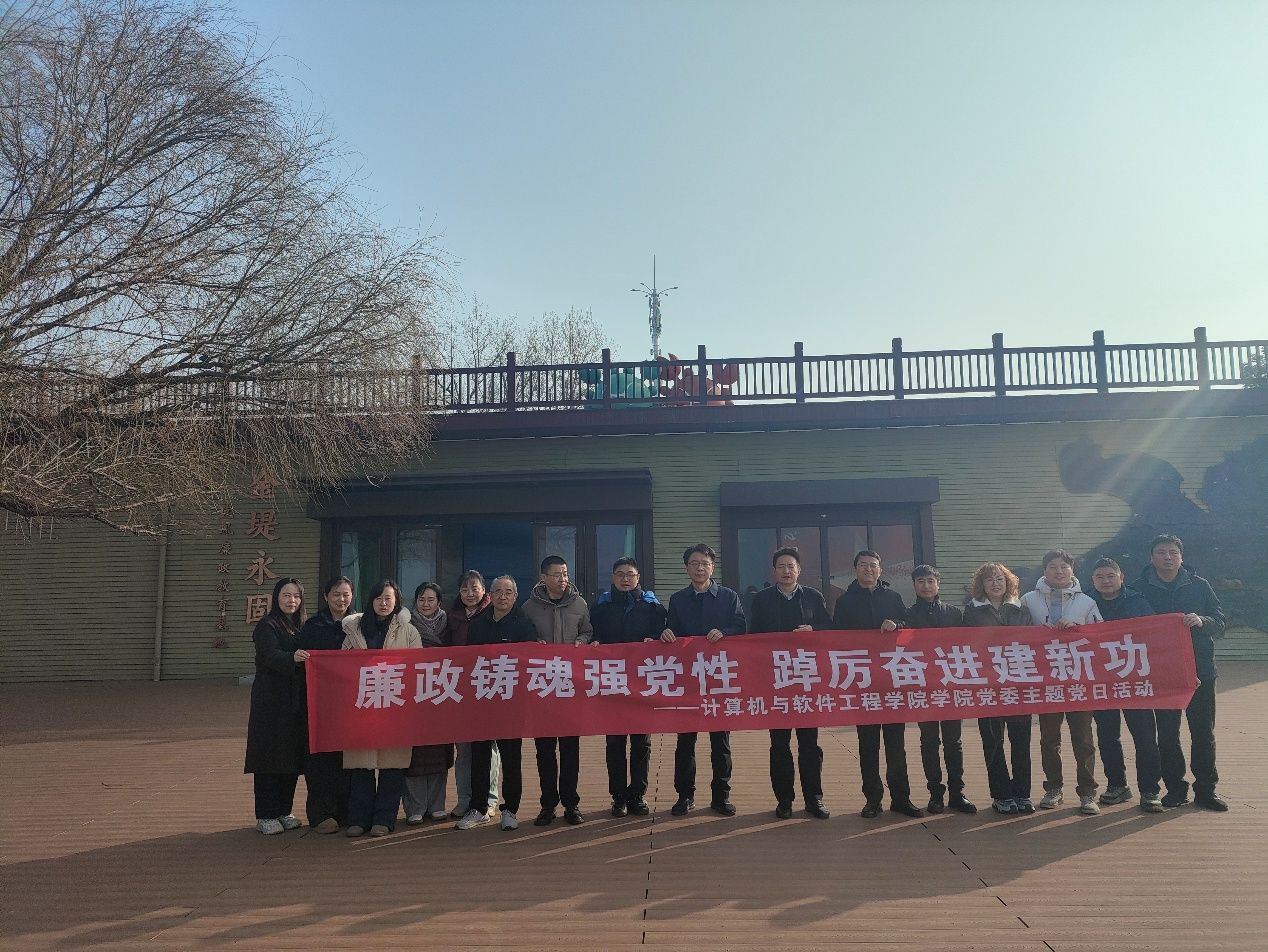 几个人在火车旁 AI 生成的内容可能不正确。