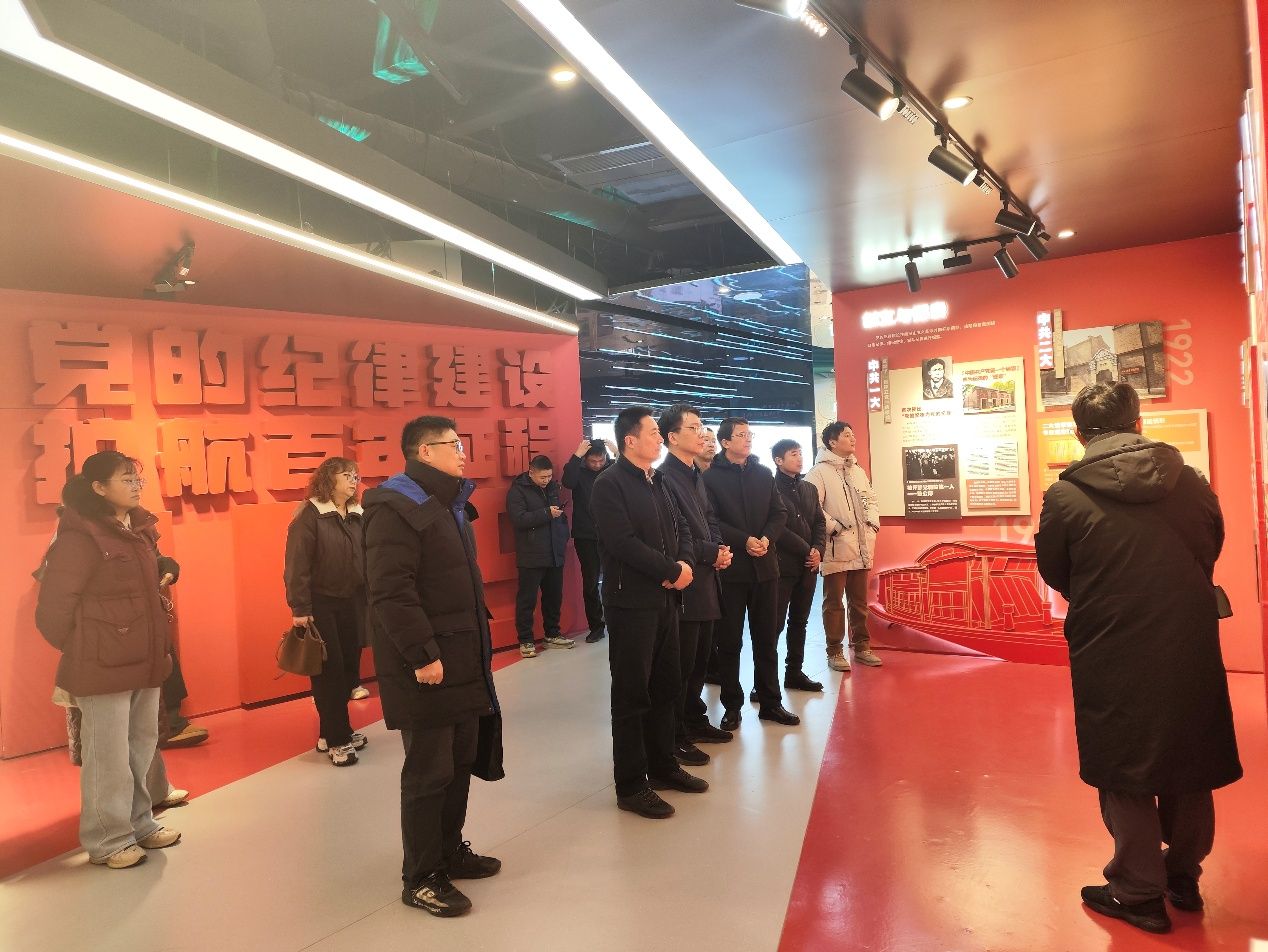 大厅里站着一群人 AI 生成的内容可能不正确。