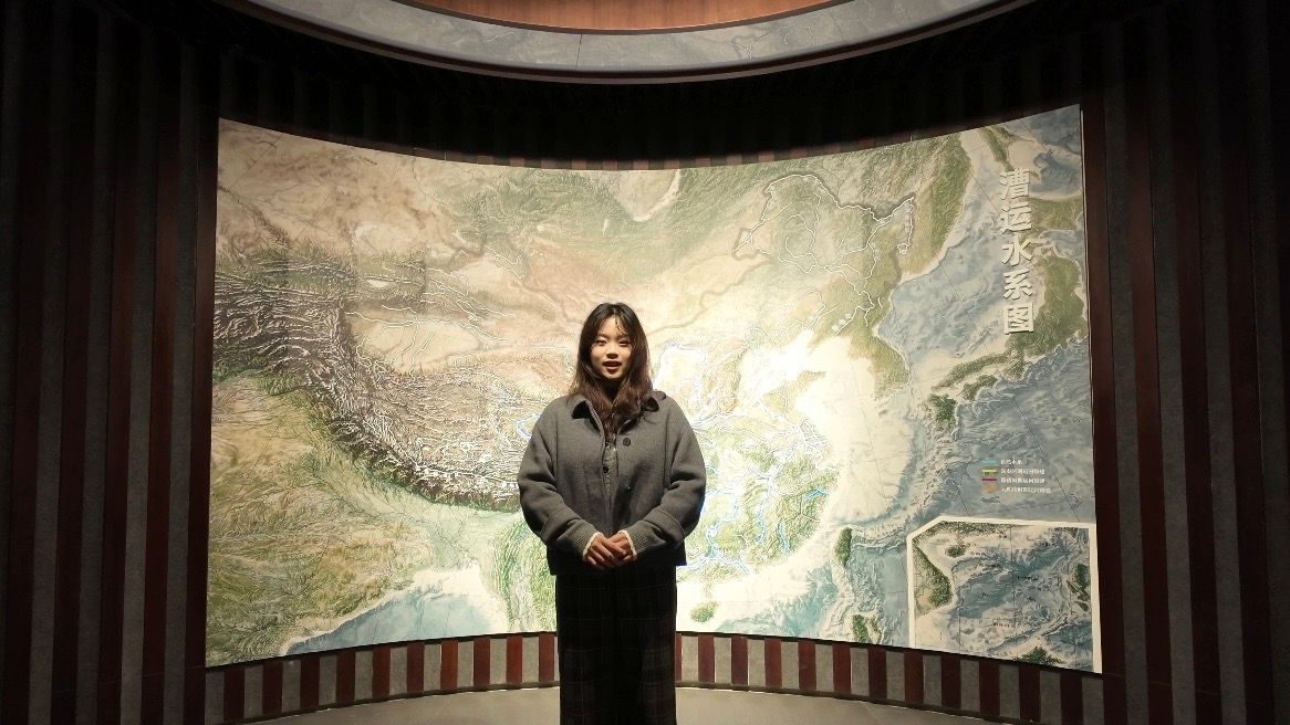 人站在窗帘前面 AI 生成的内容可能不正确。