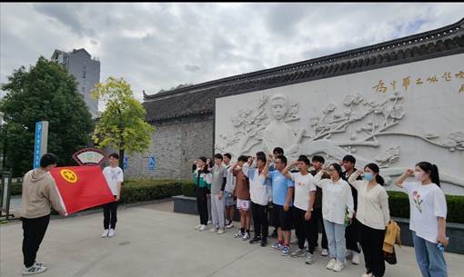 一群人站在建筑前描述已自动生成