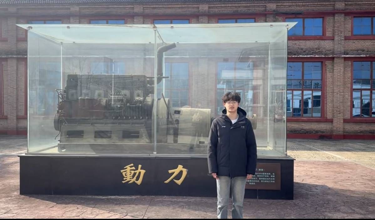 男人站在建筑前 AI 生成的内容可能不正确。