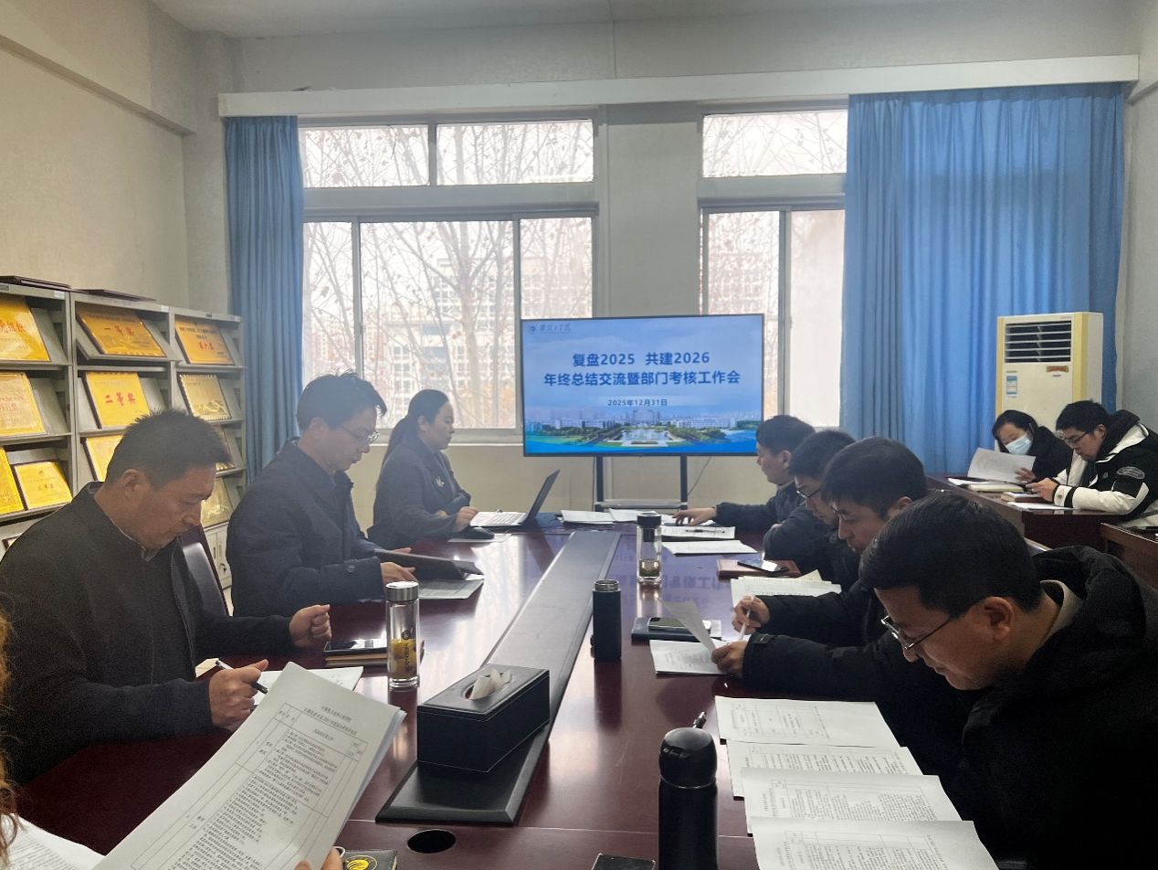 图片包含 室内, 人, 桌子, 窗户 AI 生成的内容可能不正确。