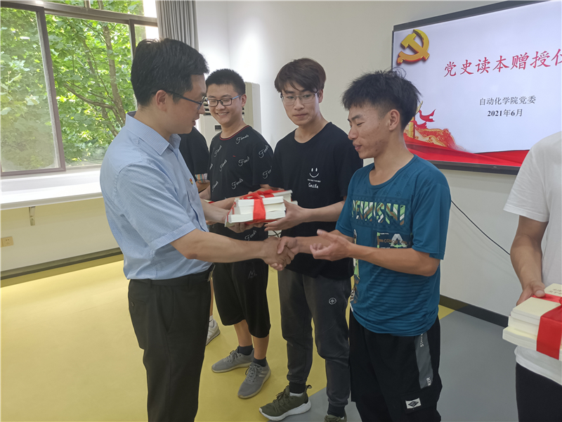 举办“六个一”活动,为新党员开学习小灶 举办“六个一”活动,为新党员开学习小灶